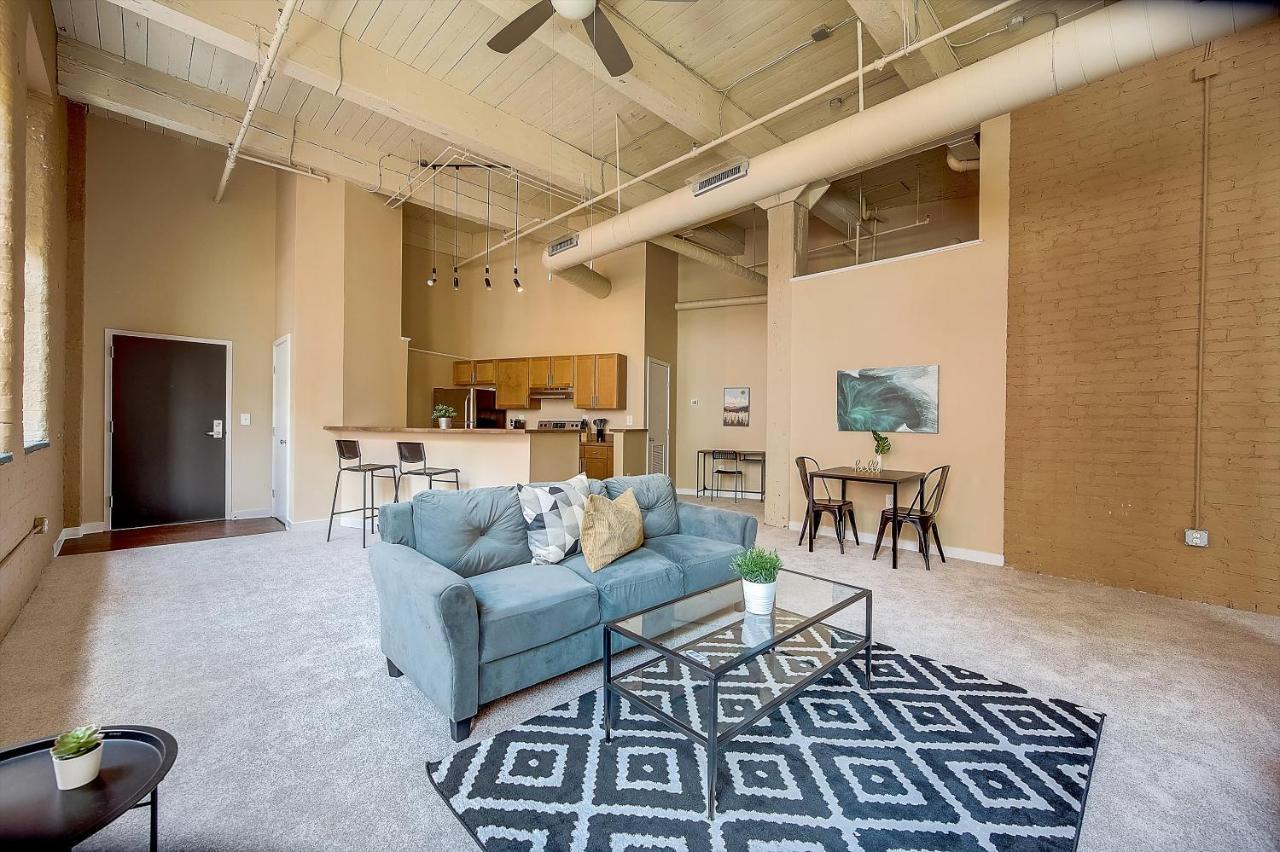 Frontdesk I Sycamore Place Apts Downtown سينسيناتي الغرفة الصورة