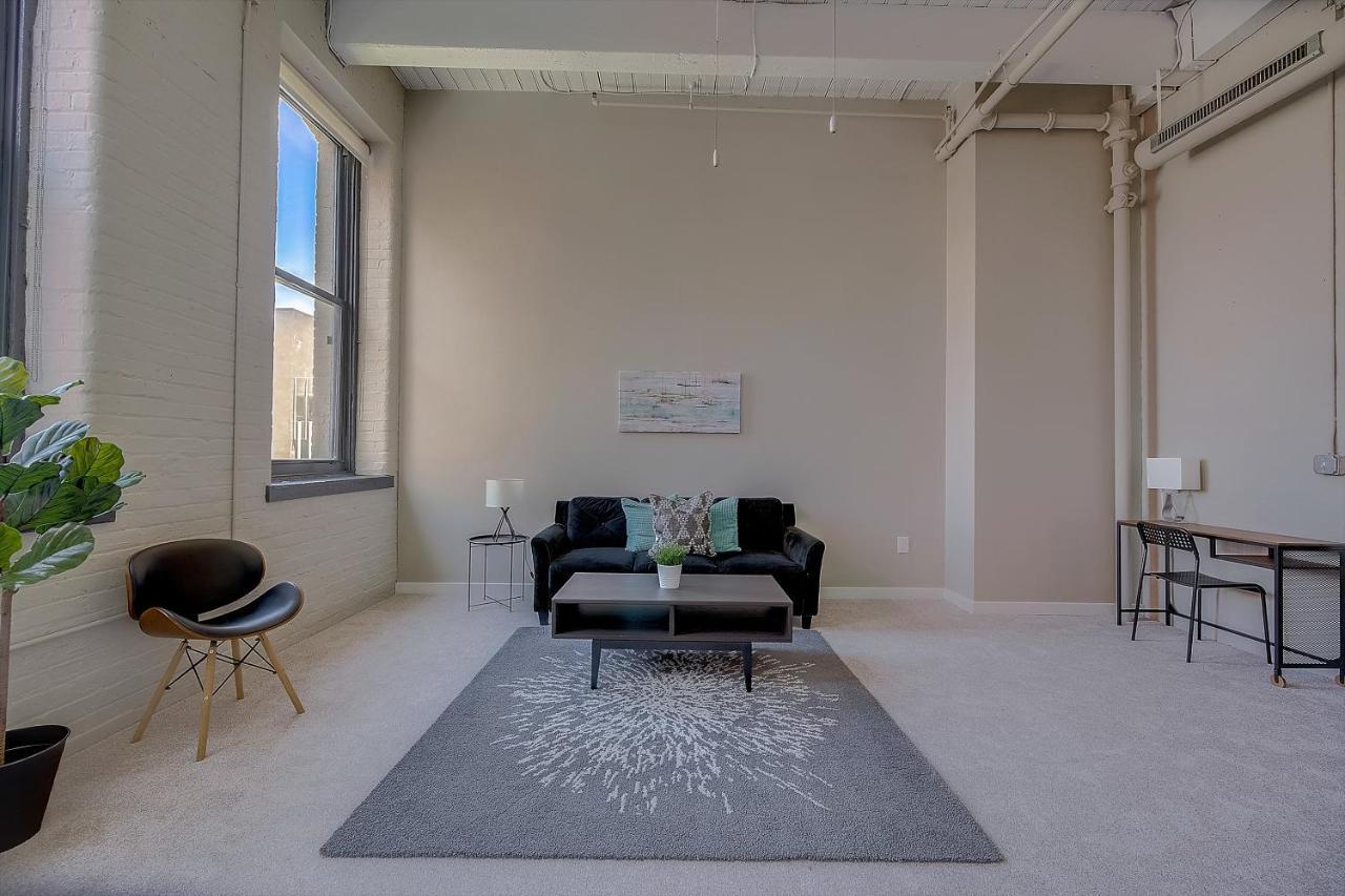 Frontdesk I Sycamore Place Apts Downtown سينسيناتي الغرفة الصورة